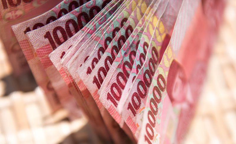 Jelang Akhir Pekan, Rupiah Ditutup Stagnan di Rp15.355 per USD
