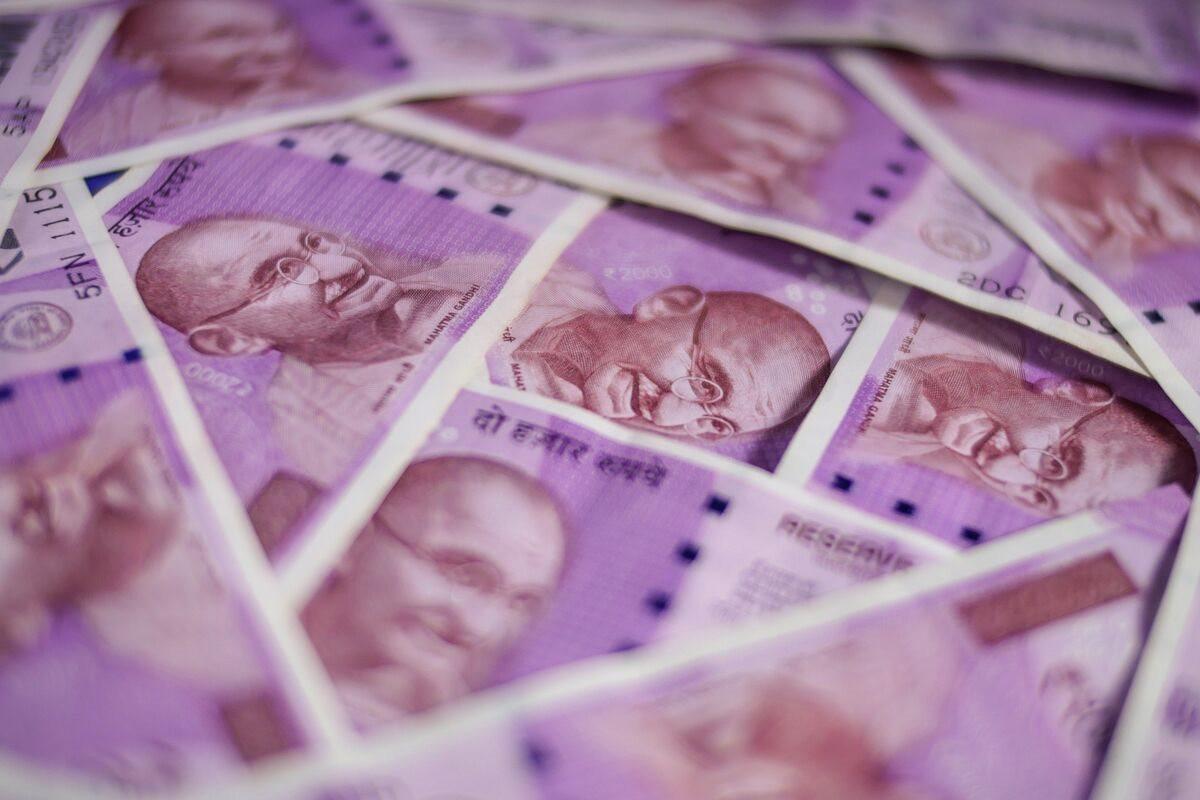 Người dân Ấn Độ chạy đua với thời gian để xử lý gần 3 tỷ USD tiền giấy sắp bị rút lưu hành