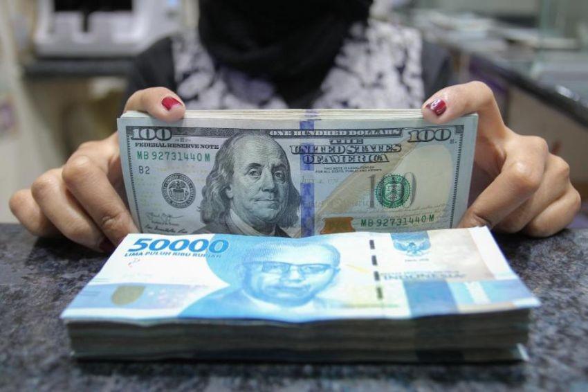 Dolar Mengganas, Rupiah Melemah ke Rp15.600 per USD