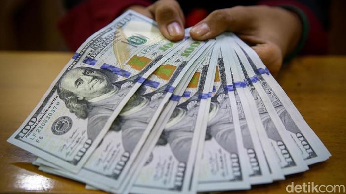 Awal Pekan Dolar Turun 0,10% di Rp 15.794