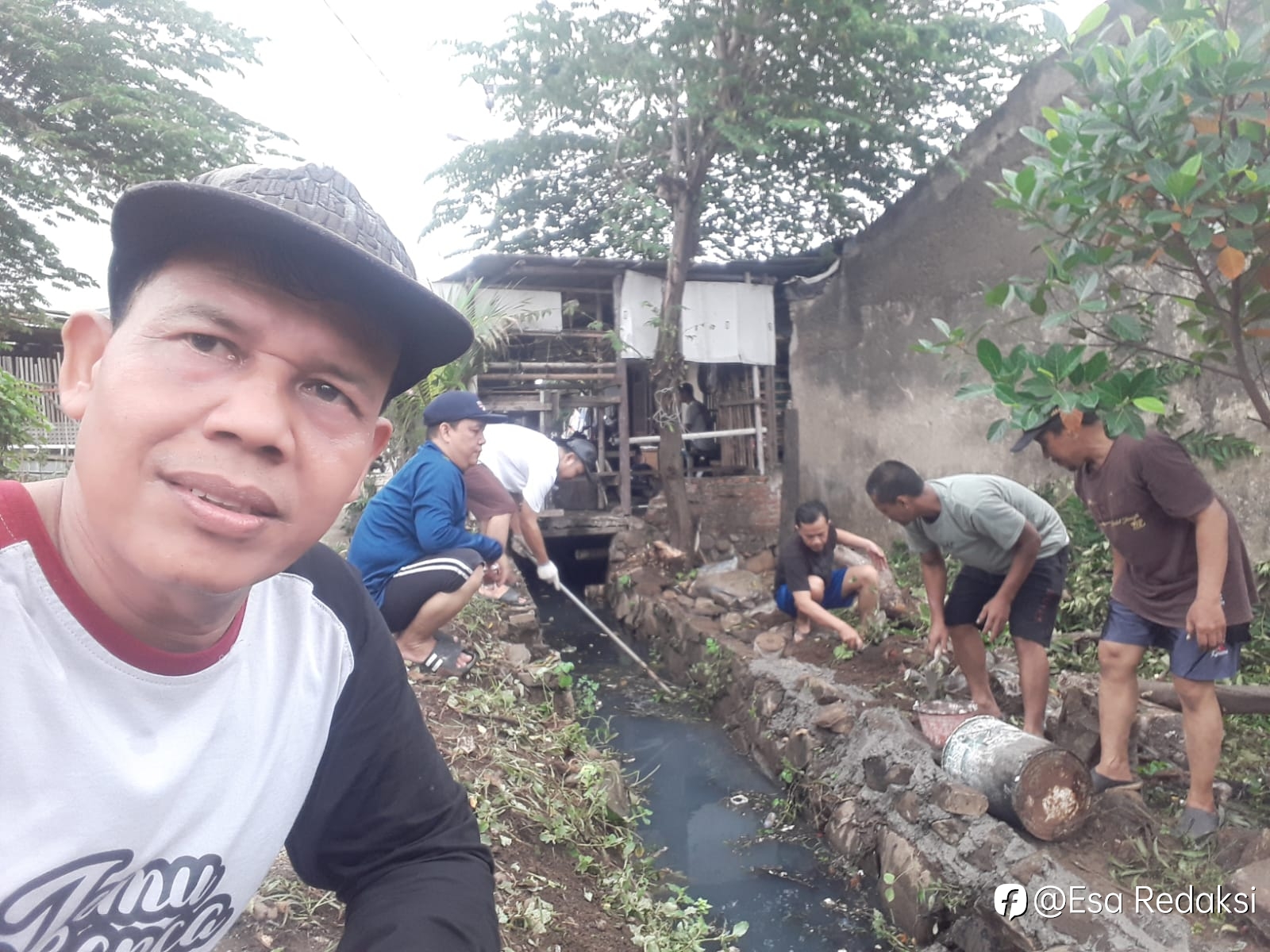 Kegiatan warga menghadapi datangnya musim hujan 2024 Perumahan Pesona Pulo Indah tambun Selatan Bekasi