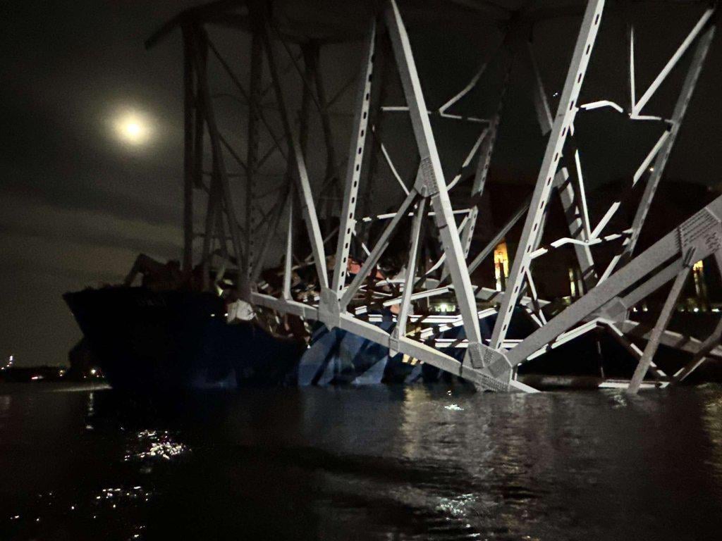 马士基盘前跌超5%，公司货轮撞塌巴尔的摩大桥，或影响周边港口航运