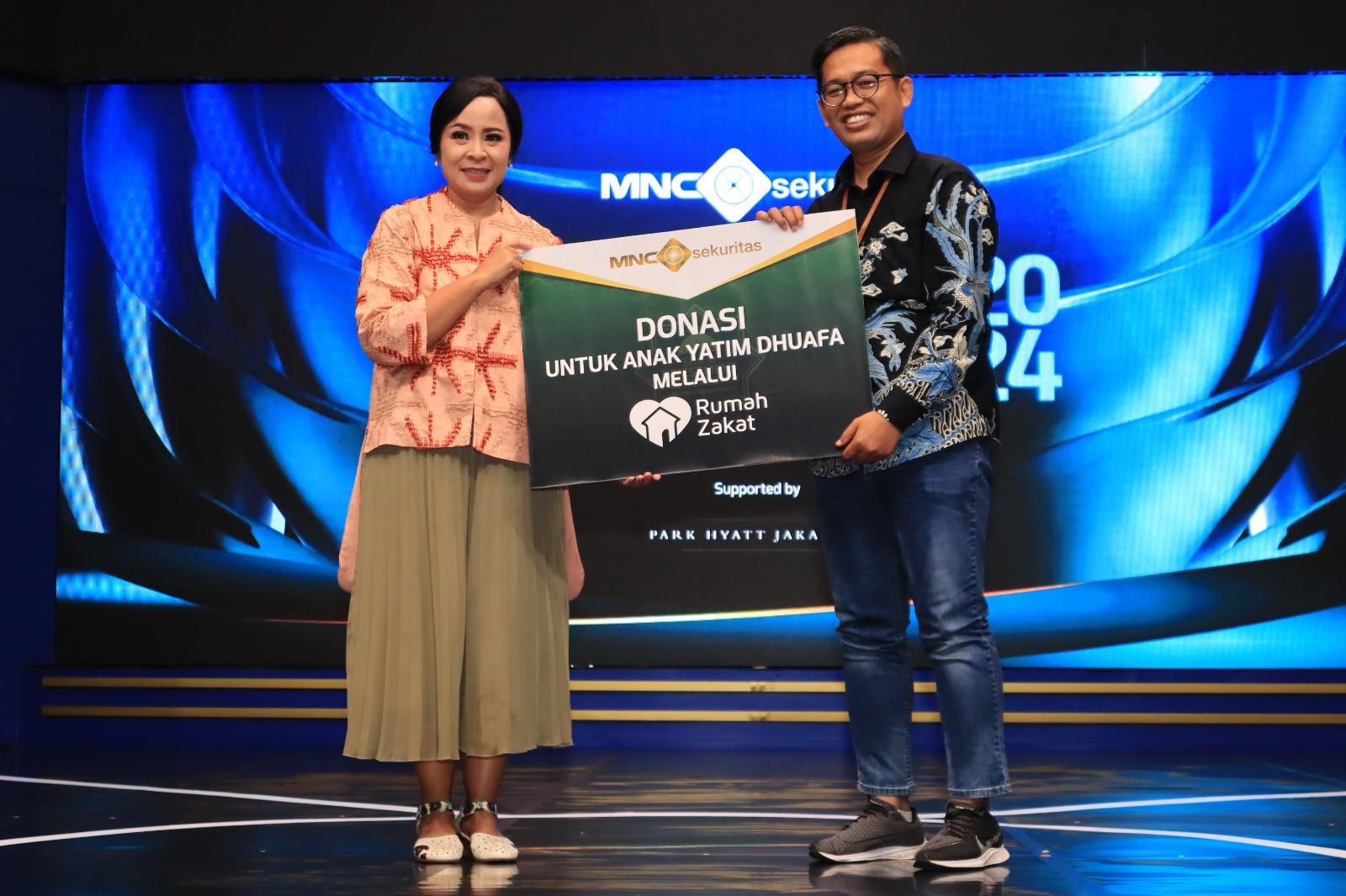 MNC Sekuritas Salurkan Donasi Saham dan Uang Rp21,4 Juta ke Rumah Zakat Indonesia