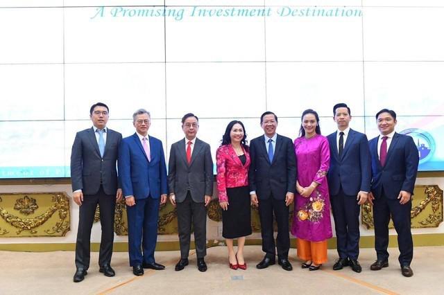 Trước đề xuất liên quan đến SCB, tập đoàn của tỷ phú Lý Gia Thành từng muốn hợp tác với bà Trương Mỹ Lan từ 2022, đã đầu tư vào 1 loạt DN tại Việt Nam
