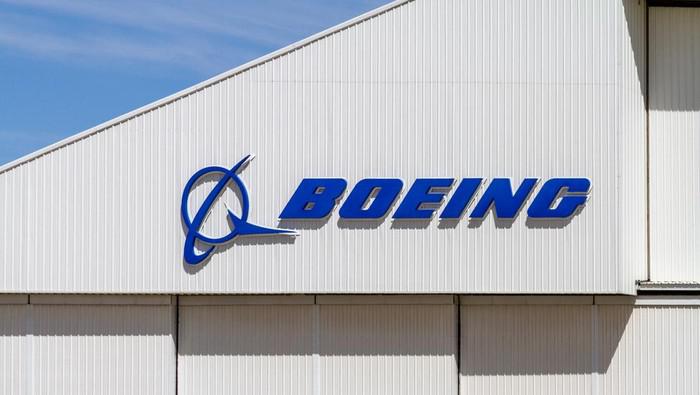 Boeing Kena 'Pukulan' Telak, Pendapatan Turun-Peringkat Utang Anjlok