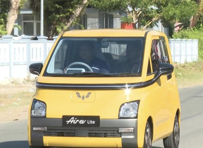 Dorong Pendidikan Vokasi, Jokowi Beri Mobil Listrik ke SMK Negeri 1 Rangas