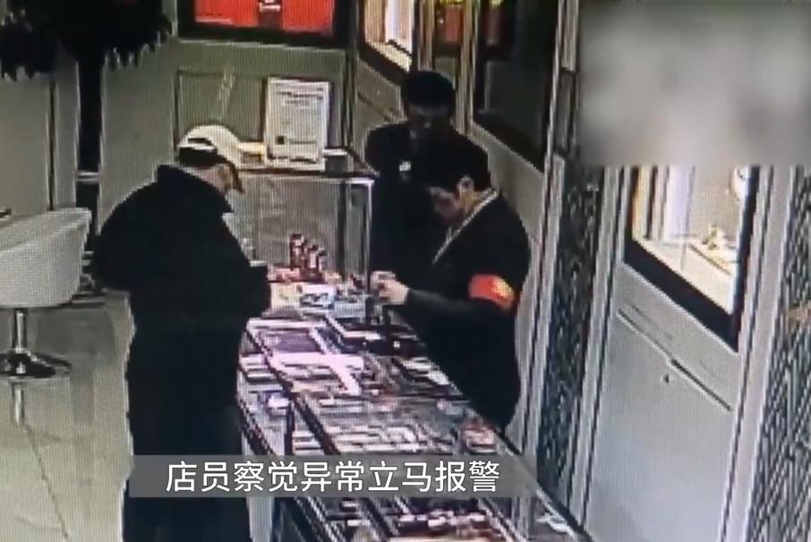 Một người chi 1,8 tỷ gom vàng miếng: Cảnh sát Trung Quốc khuyến cáo các chủ tiệm vàng phải cảnh giác