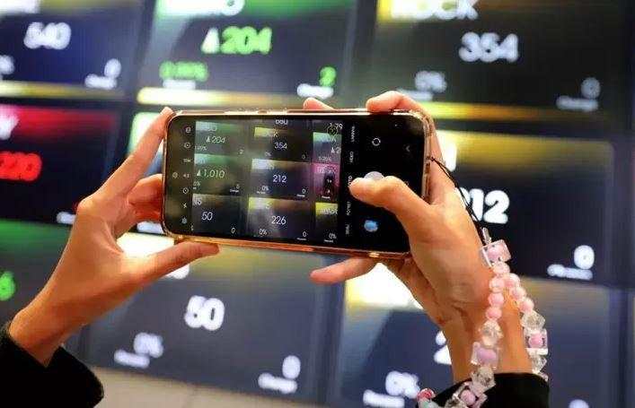 IHSG Menguat Ditopang Saham Sektor Perbankan, Rupiah Dekati Rp15.300