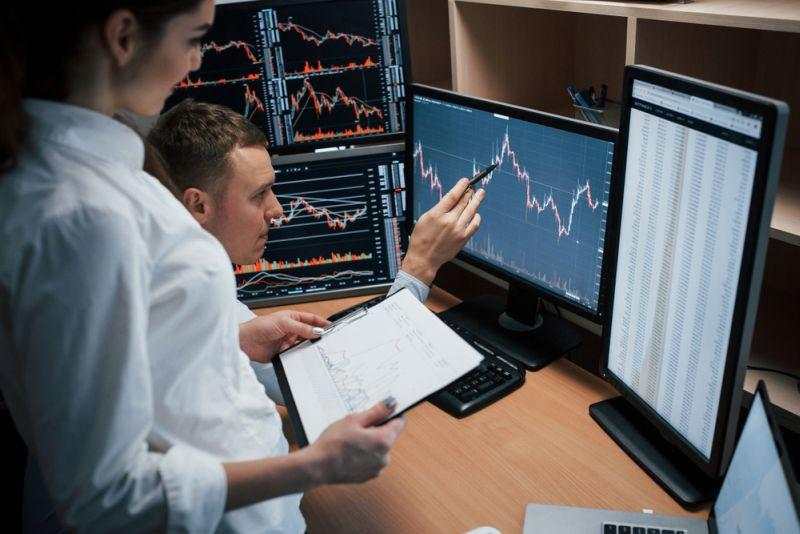 Simak Analisis Saham ISAT Jelang RUPSLB Siang Ini